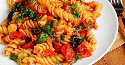 Fusilli aux aubergines, capres et tomates