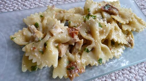 Farfalle au poulet et pesto
